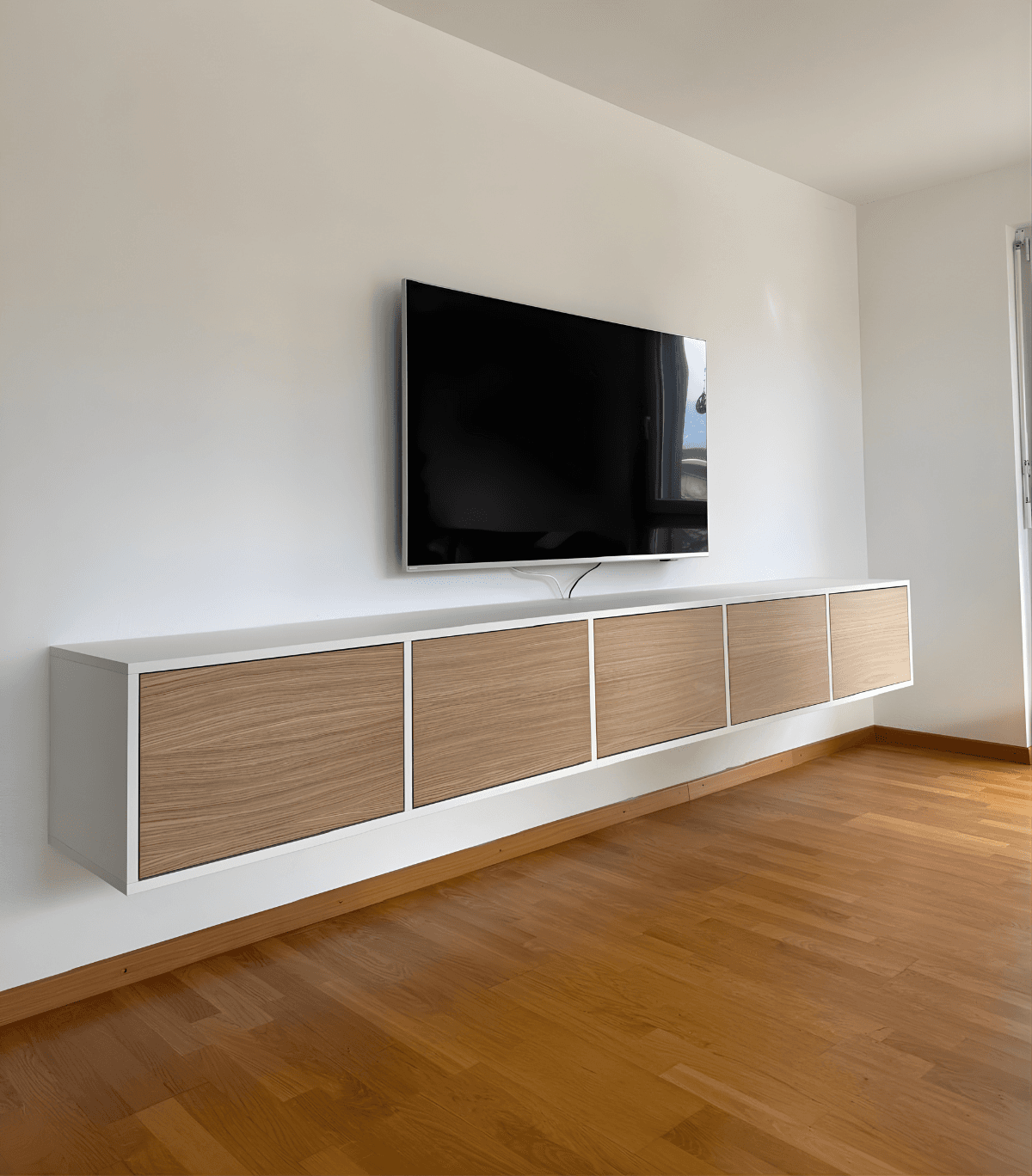 Zentralinsel aus Marmor mit goldenen Pendelleuchten